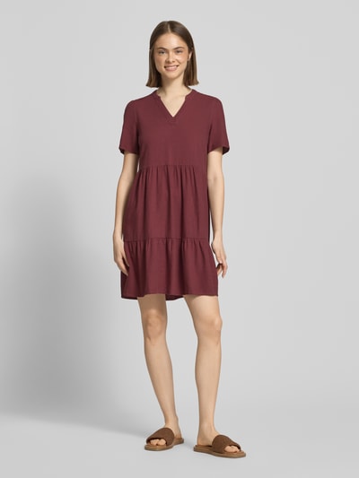 Frauenmodel trägt A-Linie Freizeitkleid aus Viskose-Leinen-Mix Modell 'TIRI-GOA' von Only, Optik: Unifarben, Mini-Länge, V-Ausschnitt, Kurzarm, Materialverarbeitung: Flammgarn, Ganzkörperansicht von vorne