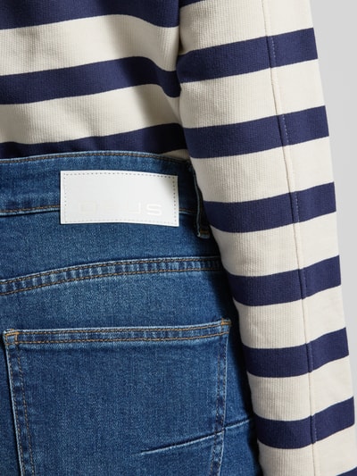 Vrouwenmodel draagt Jeans met 5-pocket-design model 'Lanah' van OPUS, katoen-elastaanmix, blauwe stof, detailopname rug.