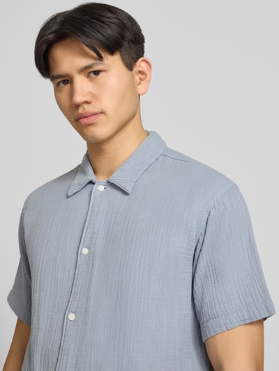 Männermodel trägt Regular Fit Freizeithemd mit Kentkragen von Jack & JonesR in Hellgrau, reine Baumwolle, Nahaufnahme Oberkörper.