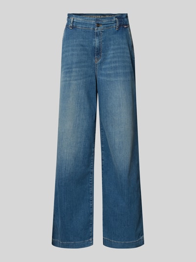 Produktfoto, Jeans mit französischen Eingrifftaschen von Marc Cain aus Baumwoll-Elasthan-Mix, lockerer Schnitt, mittleres Blau, sichtbare Gesäßtaschen, Knopf- und Reißverschluss, Bundweite bei Größe 36: 41 cm, Innenbeinlänge 82 cm, glatte Textur