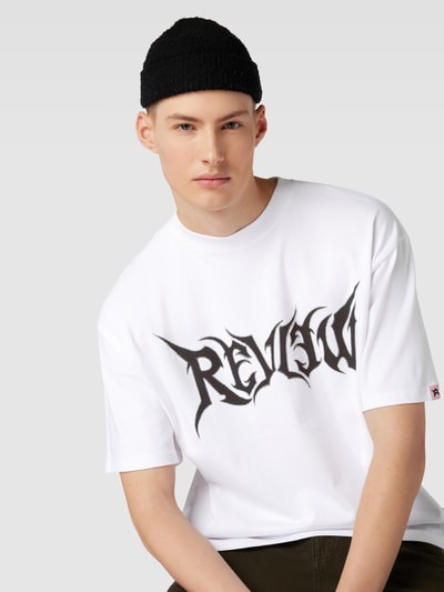 REVIEW Oversized T-Shirt mit TECHNO Label-Print Weiss 3