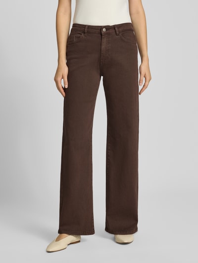Frauenmodel trägt Straight Leg Jeans im 5-Pocket-Design Modell 'YOLANDA' von NOISY MAY®, braun, Baumwoll-Mix mit Stretch, Ganzkörperansicht von vorne.