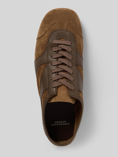 Produktfoto, Sneaker aus echtem Leder von Copenhagen in Braun mit abgerundeter Form, Kontrastbesatz, strukturierter Sohle, Label-Prägung