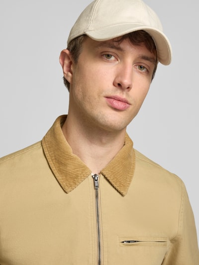 Männermodel trägt heren jack met platte kraag, regular fit, ritssluiting, borstzak, model 'FONTANA' van Blend, nahaufnahme oberkörper.