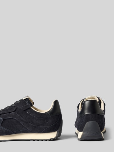 Produktfoto, Sneaker aus echtem Rindsleder Modell 'Beja' von GANT, Damen Sneaker, dunkles Wildleder, glatte schwarze Details, rau strukturierte Oberfläche, seitliche und hintere Ansicht