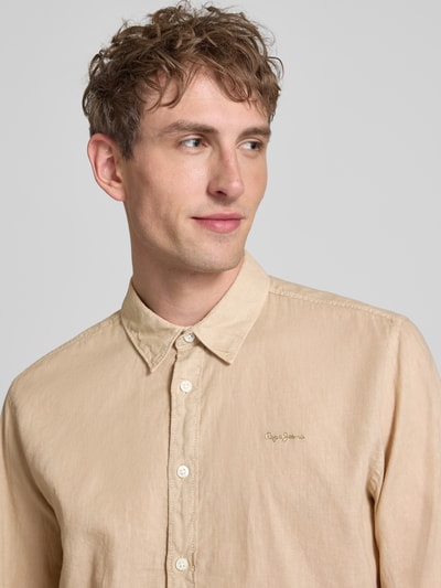 Männermodel trägt Regular Fit Freizeithemd aus Leinen-Baumwoll-Mix Modell 'PAYTON' von Pepe Jeans, unifarben, Nahaufnahme Oberkörper.