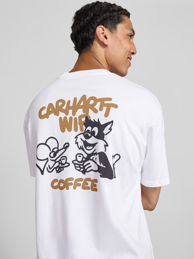 Männermodel trägt Regular Fit T-Shirt mit Motiv-Print auf der Rückseite von Carhartt Work In Progress, Weiß, Reine Baumwolle, Rundhalsausschnitt, Label-Detail, Rückenlänge 73 cm bei Größe M, Ganzkörperansicht Rückansicht.