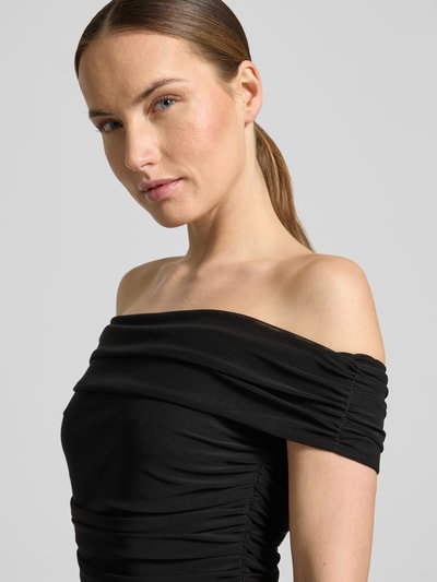 Kobiecy model nosi 'Abendkleid mit Carmen-Ausschnitt' od Jake*s Cocktail, czarny kolor, podkreślająca figurę długa sukienka z marszczeniami, dekolt carmen, szerokość w rozmiarze 36: 38 cm, długość tyłu w rozmiarze 36: 135 cm, zbliżenie na górną część ciała