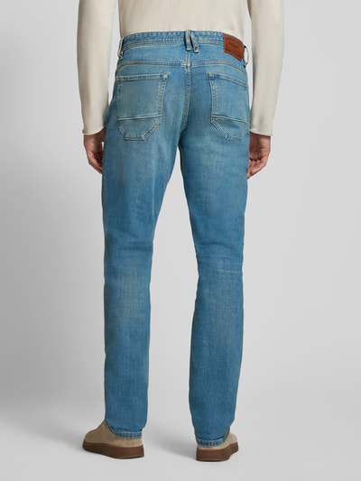 Männermodel trägt Straight Fit Jeans mit Baumwoll-Anteil Modell 'Wingload' von PME Legend, blaue Denim-Optik, Ganzkörperansicht Rückansicht, Material-Mix, 5-Pocket-Design, Logo-Detail, Knopf- und Reißverschluss, Kontext Damen Jeans