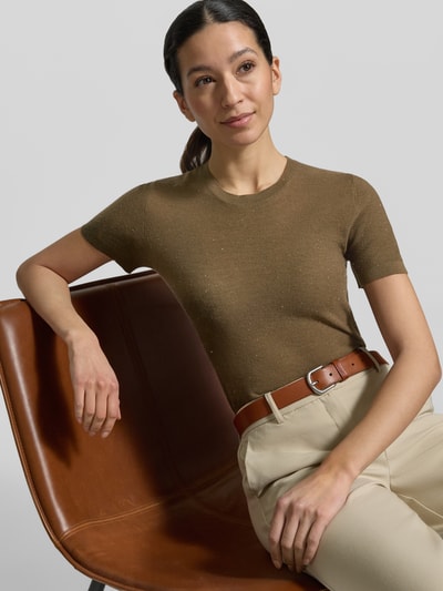 Modelka nosi Regular Fit Strick-Shirt aus Seiden-Woll-Mix Modell 'MSTLEPRE' od Max Mara Studio, gładki beż, mini cekiny, drobna dzianina, krótkie rękawy; zbliżenie na górną część ciała