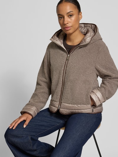Kobiece model prezentuje Regular Fit Jacke mit Kapuze od FUCHS SCHMITT, futerko, krój regular fit, kaptur, zamek błyskawiczny dwustronny, Długość tyłu w rozmiarze 36: 57 cm, Szerokość ramion w rozmiarze 36: 41 cm, Szerokość klatki piersiowej w rozmiarze 36: 48 cm, Długość rękawów w rozmiarze 36: 62 cm, jasnobrązowe odcienie, melanżowa tekstura, z przodu, zbliżenie na górną część ciała.