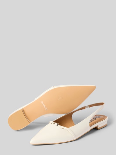 Produktfoto, Pumps mit Zierschnalle von BIANCO in Creme mit spitzer Passform, offener Ferse, glatter Sohle, 2 cm Absatzhöhe, Schaftweite 20 cm