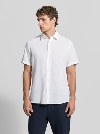Männermodel trägt Regular Fit Freizeithemd aus Leinen-Baumwoll-Mix von MCNEAL, weiß, Kentkragen, Knopfleiste, Ganzkörperansicht von vorne. Rückenlänge bei Größe M: 74 cm, Schulterbreite bei Größe M: 50 cm, Ärmellänge bei Größe M: 25 cm.