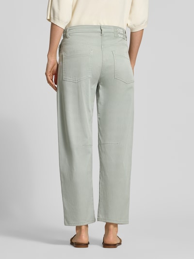 Kobiece model prezentuje Relaxed Fit Jeans aus Lyocell-Mix od Cambio, jasnoszary kolor, mieszanka lyocellu i bawełny, wpuszczane i tylne kieszenie, szlufki z zawiązaną chustą, skrócony fason, szerokość w rozmiarze 36: 41 cm, długość wewnętrzna nogawki: 69 cm, widok całej sylwetki z tyłu.
