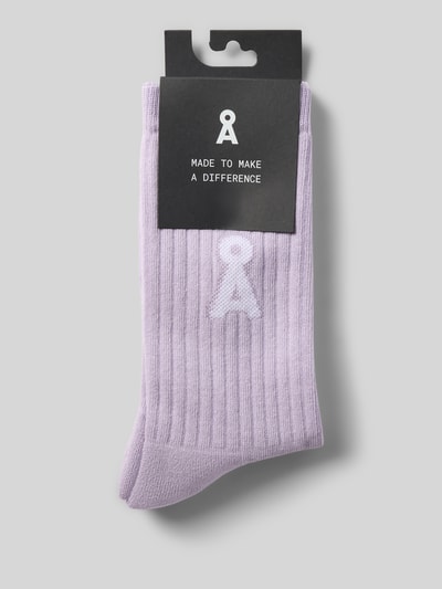 Produktfoto, helllila gerippte Socken aus Baumwoll-Mix Modell 'SAAMUS' von ARMEDANGELS, weiche Struktur, rechteckige Form