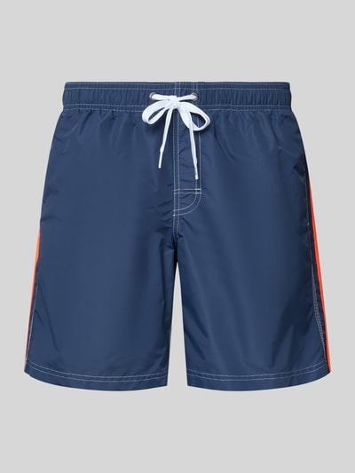 Produktfoto, Badehose mit elastischem Bund Modell 'UNI SHORTS NEON' von Sundek, navyblau mit orangefarbenen Seitenstreifen, glatte Textur.
