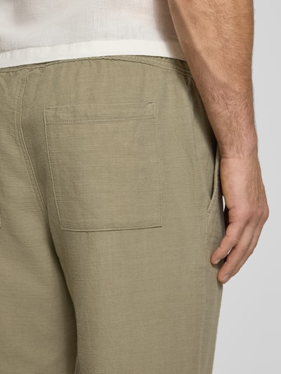 Männermodel trägt Hose mit elastischem Bund und Tunnelzug von JAKE*S STUDIO MEN aus Reiner Baumwolle, Relaxed-Fit, Detailaufnahme Gesäß.