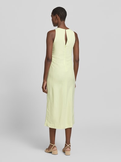 Frauenmodel trägt A-Linien Midikleid aus Leinen-Viskose-Mix Modell 'DELINNA' von BOSS Orange, Optik: Unifarben, Midi-Länge, Rückansicht.