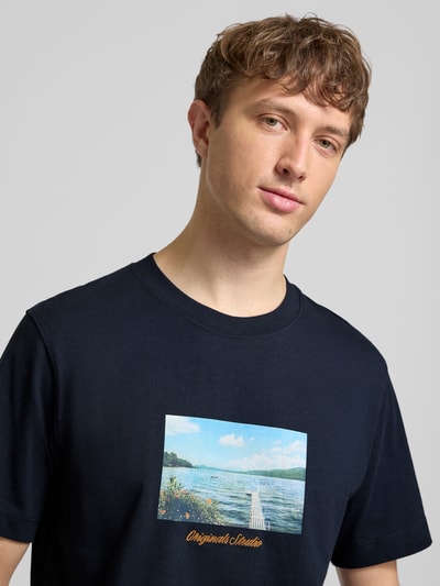 Männermodel trägt T-shirt met ronde hals Model 'JORNORREBRO' van JACK & JONES, puur katoen, recht model, ruglengte maat M 65 cm, nahaufnahme bovenlichaam