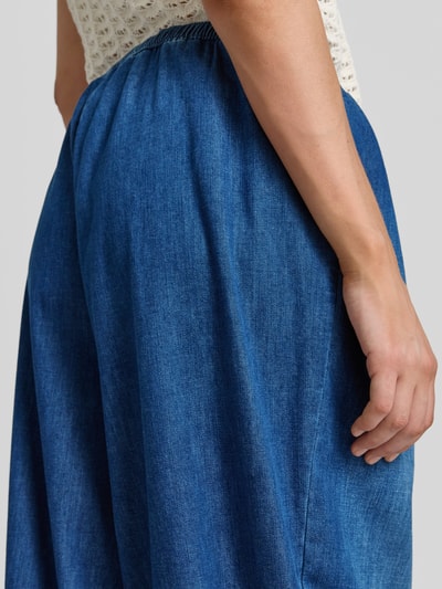 Frauenmodel trägt Loose Fit Barrel Jeans aus Baumwoll-Mix Modell 'MABEL S' von Brax in mittelblauer Jeans-Optik, Damen Barrel Jeans, Nahaufnahme Hüfte