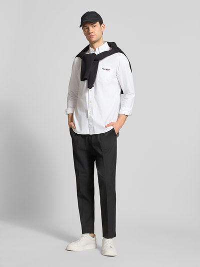 Männermodel draagt Regular Fit vrijetijdsoverhemd van puur katoen van Polo Ralph Lauren, effen kleuren, button-downkraag, langemouw, gestikt logo, doorlopende knoopsluiting, sportmanchet, gevlamd garen, Ganzkörperansicht von vorne.