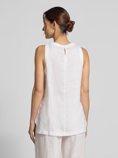 Modelka kobieca ma na sobie Top aus Leinen mit Rundhalsausschnitt Modell 'SIA' od ECOALF, czysty len, krój regular fit, kolor biały, rozcięcia po bokach, długość tyłu w rozmiarze 36: 67 cm. Widok całej sylwetki od tyłu.