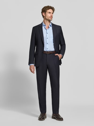 Mannenmodel draagt lichtblauw modern fit zakelijk overhemd van katoen, Modern Fit Businesshemd aus reiner Baumwolle van OLYMP, Heren Businesshemd van OLYMP, volledige vooraanzicht.