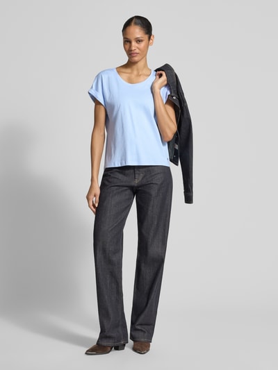 Frauenmodel trägt T-Shirt mit Rundhalsausschnitt von monari in Hellblau, reine Baumwolle, Regular Fit, Ärmel mit Aufschlag, Ganzkörperansicht von vorne