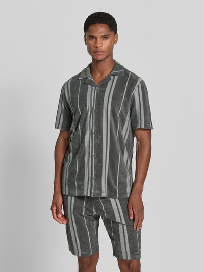 Männermodel trägt Regular Fit Freizeithemd in Frottee-Optik von Tom Tailor in Grau mit Streifen, Textur matt, Ganzkörperansicht von vorne. Herren Freizeithemd von Tom Tailor.