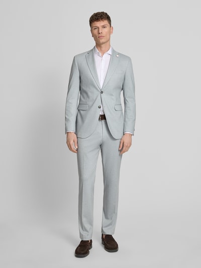 Männermodel trägt Slim Fit 2-Knopf-Sakko Modell 'Paul' von CG - Club of Gents aus Material-Mix mit Viskose-Anteil, Ganzkörperansicht von vorne. Rückenlänge, Schulterbreite und Ärmellänge bei Größe 50, Sakko-Look mit Reverskragen und Pattentaschen, hellgraue Farbe, feine Textur.