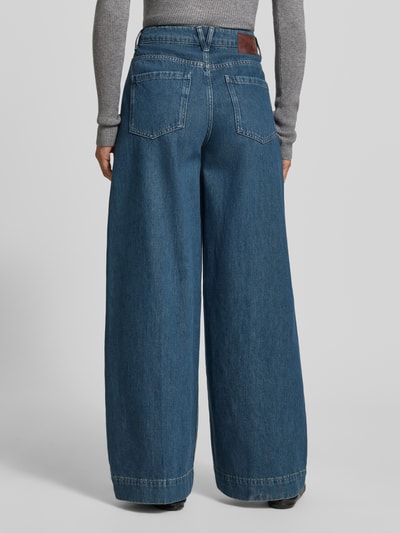 Frauenmodel trägt Wide Fit Jeans mit gelegten Falten von MYON aus reiner Baumwolle in klassischem Blau, Ganzkörperansicht Rückansicht.