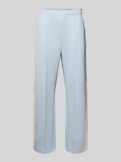 Produktfoto, Straight Fit Sweatpants mit Logo-Stitching von KARL KANI in Hellblau mit weißen Seitenstreifen, elastischem Bund und Ziernähten, Baumwoll-Mix, Unifarben, sportliche Textur