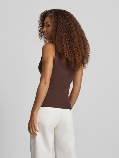 Frauenmodel trägt Slim Fit Tanktop aus Baumwoll-Mix Modell 'MAY' von PIECES in Braun, unifarben, Rippstruktur, Ganzkörperansicht Rückansicht.