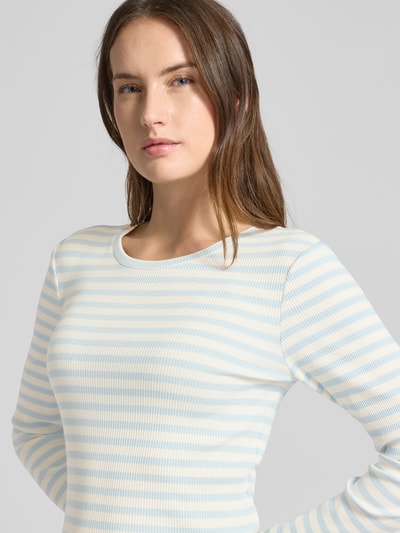 Kobiece modelka nosi Slim Fit Langarmshirt aus Bio-Baumwoll-Mix Modell 'ANNA' od Selected Femme, prążkowany, w paski, wielokolorowy, okrągły dekolt, długi rękaw, widok z przodu, zbliżenie na górną część ciała.