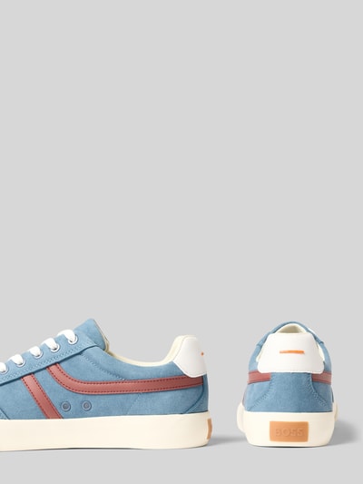 Produktfoto, sneakersy z nadrukiem z logo model 'AIDEN_TENN' od BOSS Orange, niebieskie z białą i brązową wstawką, gładka tekstura