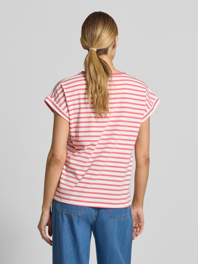 Vrouwenmodel draagt T-shirt met ronde hals model 'RINA' van Soyaconcept, mix van biologisch katoen en elastaan, regular fit, all-over look, ruglengte bij maat S 64 cm, wit met roze strepen, recht model, gladde textuur. Ganzkörperansicht Rückansicht.