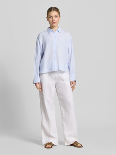 Frauenmodel trägt Regular Fit Hemdbluse mt Knopfleiste von Christian Berg Woman Selection, semitransparentes Design, Ganzkörperansicht von vorne.