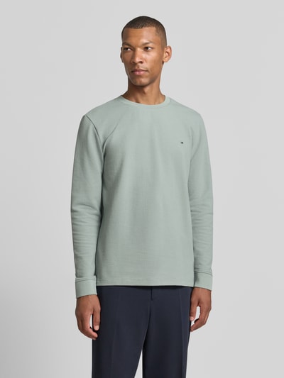 Männermodel trägt Pullover aus Baumwoll-Mix von Christian Berg Men in hellem Grün, gerader Schnitt, Rundhalsausschnitt, elastische Ärmelbündchen, Rückenlänge 70 cm, Ganzkörperansicht von vorne.