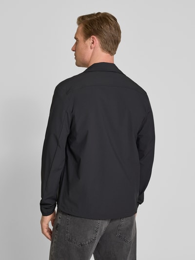 Mannelijk model draagt Regular Fit Jacke met omlegkraag model 'Motion' van SCANDINAVIAN EDITION, elastische materiaalmix in zwart, schouderbreedte 45 cm, ruglengte 73 cm, borstwijdte 50 cm, mouwlengte 66 cm, napoleonzak, tweewegritssluiting, steekzakken, productfoto, volledige lichaamsaanzicht achterkant.