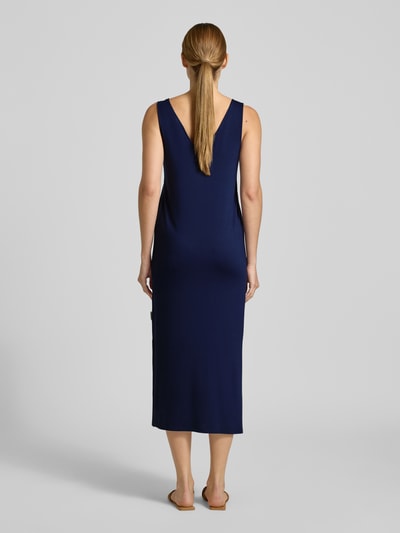 Frauenmodel trägt Slim Fit Freizeitkleid aus Viskose-Mix von Armedangels in Optik: Unifarben mit breiten Trägern, Midi-Länge, Ganzkörperansicht Rückansicht.