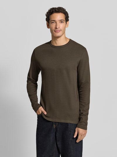 Männermodel trägt Regular Fit Longsleeve aus reiner Baumwolle Modell 'Basic' von Lindbergh, oliv, glatte Textur, Ganzkörperansicht von vorne