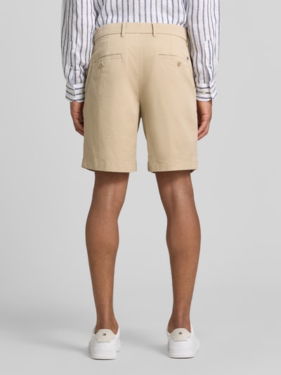 Männermodel trägt Chinoshorts aus Baumwoll-Mix Modell 'DOVER' von Tommy Hilfiger, Optik: Unifarben, Passform: Regular-Fit, Ganzkörperansicht Rückansicht.