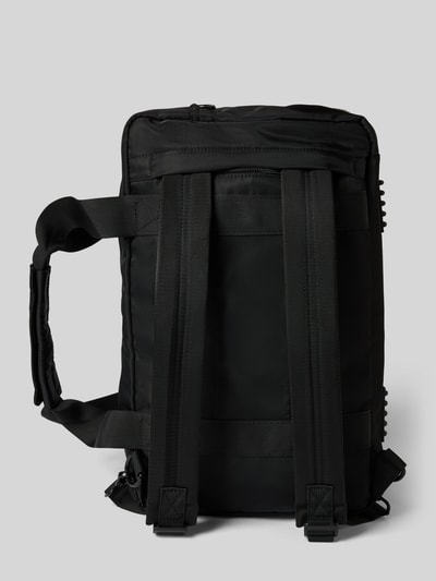 Produktfoto, Weekender mit Logo-Detail von AY STUDIOS, schwarzes Material, sichtbare Netz-Taschen, Hauptfach mit Reißverschluss, verstellbarer Trageriemen, 39x28x20 cm, Länge Schulterriemen 92 cm