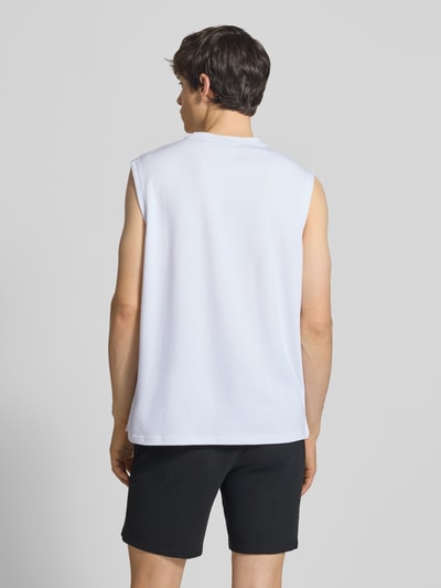 Männermodel trägt Regular Fit Shirt aus Baumwoll-Mix Modell 'CASPIAN AIRFLEX BOXY' von Only & Sons in Weiß, unifarben, Ganzkörperansicht Rückansicht.
