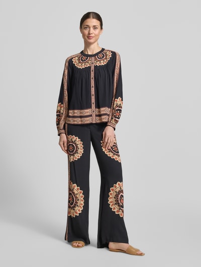 Frauenmodel trägt Relaxed Fit Bluse mit Rundhalsausschnitt Modell 'VALDA' von Bash aus reiner Viskose im Allover-Look, Ganzkörperansicht von vorne.