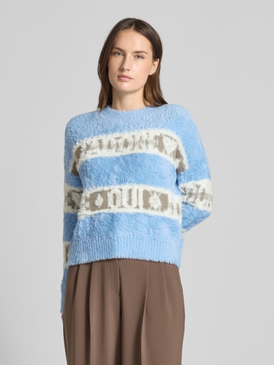 Frauenmodel trägt Regular Fit Pullover in Strick-Optik mit Logo-Stitching von Oui in Blau, Beige und Weiß, elastische Abschlüsse, Nahaufnahme Oberkörper.