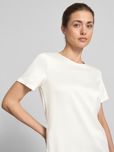 Frauenmodel trägt Regular Fit Bluse aus Satin von Christian Berg Woman Selection in Creme mit Rundhalsausschnitt, Nahaufnahme Oberkörper.