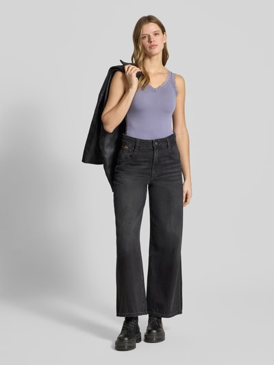 Vrouwenmodel draagt Slim Fit Tank Top uit viscosemix model 'BARBERA LACE' van Pieces, look: effen, V-hals, brede bandjes, jersey, kleur lila, viscosemix, vierkante hals aan achterkant, pasvorm slim fit, geheel vooraanzicht