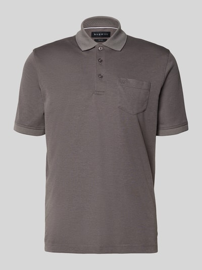 Produktfoto, Regular Fit Poloshirt mit Brusttasche und Label-Stitching von bugatti in Grau, Polokragen, Knopfleiste, glatte Textur