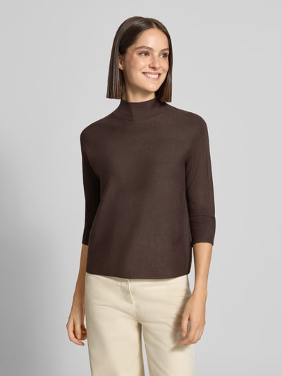 Frauenmodel trägt Regular Fit Sweatshirt aus Viskose-Mix von COMMA in Dunkelbraun, Stehkragen, 1/2-Arm, Strick-Optik, Ganzkörperansicht von vorne.